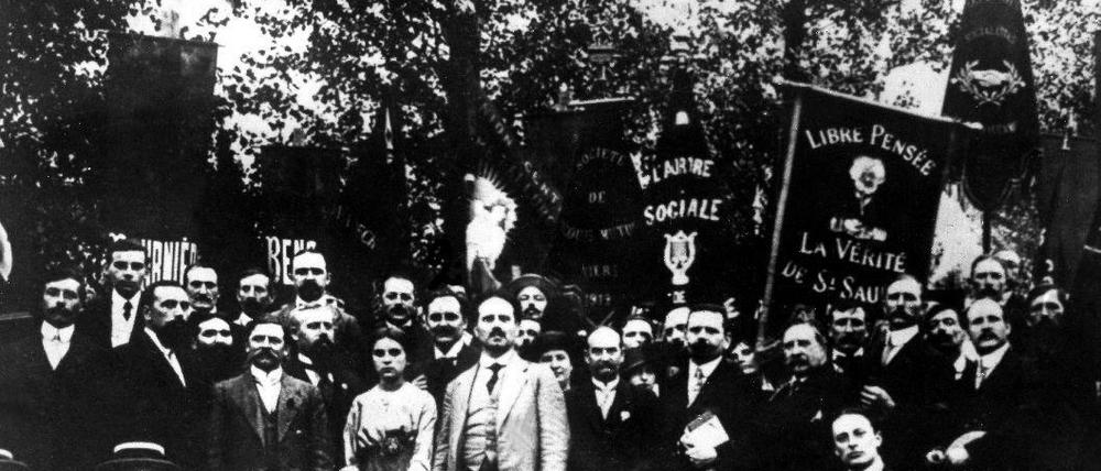 Deutsche Sozialdemokraten auf einer Anti-Kriegskundgebung im Juli 1914 in Frankreich.