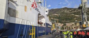 Das Rettungsschiff «Geo Barents», das im Mittelmeer gerettete Migranten an Bord hat, liegt im Hafen von Salerno. 