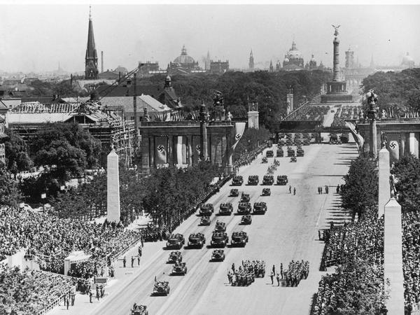 6. Februar 1939. Von der „Führertribüne“ am Charlottenburger Tor hat Adolf Hitler einen guten Blick auf die Nazi-Parade – im Jahr des Überfalls der deutschen Wehrmacht auf Polen. Im Hintergrund: der Große Stern. 