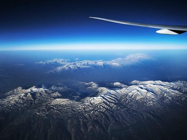 Flugzeug über den schneebedeckten Bergen der Osttürkei 