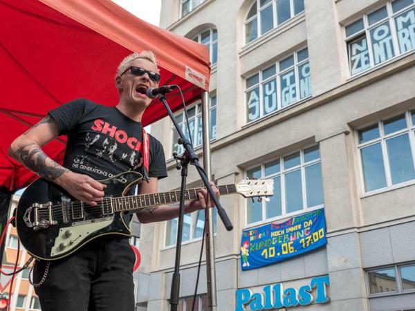 Musik-Kundgebung für den Erhalt von Potse und Drugstore in der Potsdamer Straße. Schon im Sommer 2017 wurde dafür demonstriert.