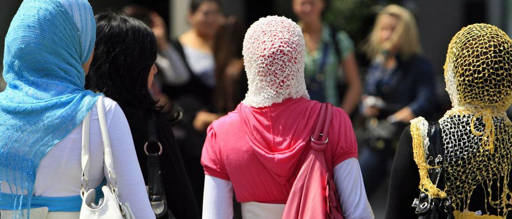 Drei Frauen mit Kopftüchern in Berlin (Symbolbild)