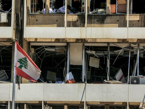 Zerstört. Die libanesische Flagge weht vor den Büros der libanesischen Elektrizitätsgesellschaft.