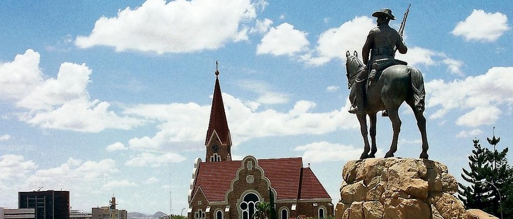 Christuskirche in der namibischen Hauptstadt Windhuk, davor das Standbild des Berliner Bildhauers Adolf Kürle (Archiv).