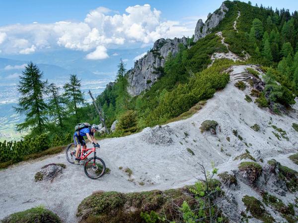Seit 150 Jahren beschäftigt sich der Deutsche Alpenverein mit Tourismus und Umwelt. Oft streiten sich Naturschützer mit Bergsportlern. 