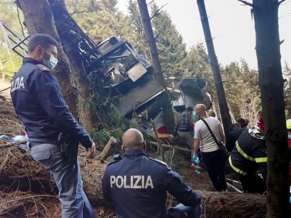 Helfer am Wrack der Seilbahn, die in der Nähe des Gipfels der Stresa-Mottarone-Linie in der Region Piemont abstürzte.