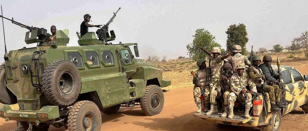 Nigerianische Soldaten machen mobil gegen Boko Haram. Die Terrorgruppe schwächt das Land gefährlich.