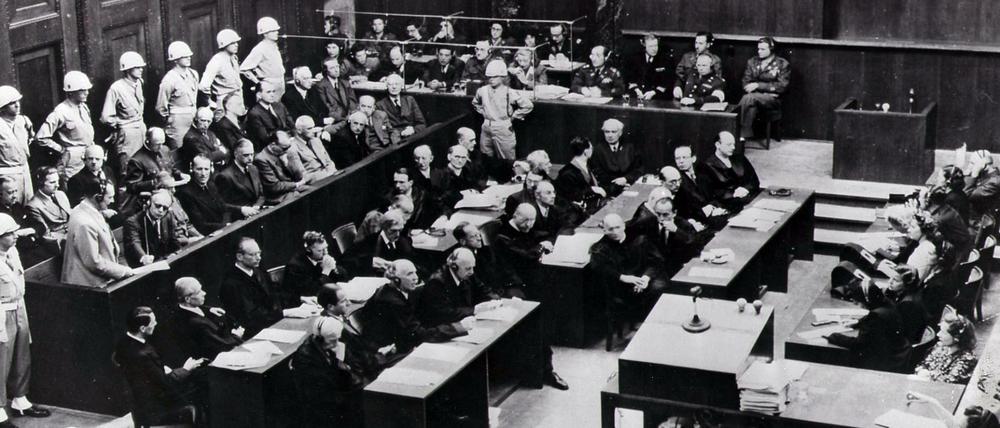 Blick in den Verhandlungssaal der Nürnberger-Prozesse (Archivbild von 1945). Am 20. November 1945 fand die Eröffnungssitzung des Internationalen Militärgerichts in Nürnberg statt. Bei den Prozessen saßen von 1945 bis 1946 führende Vertreter des NS-Regimes auf der Anklagebank. Dem größten Prozess um die Hauptkriegsverbrecher folgten bis 1949 zwölf weitere.