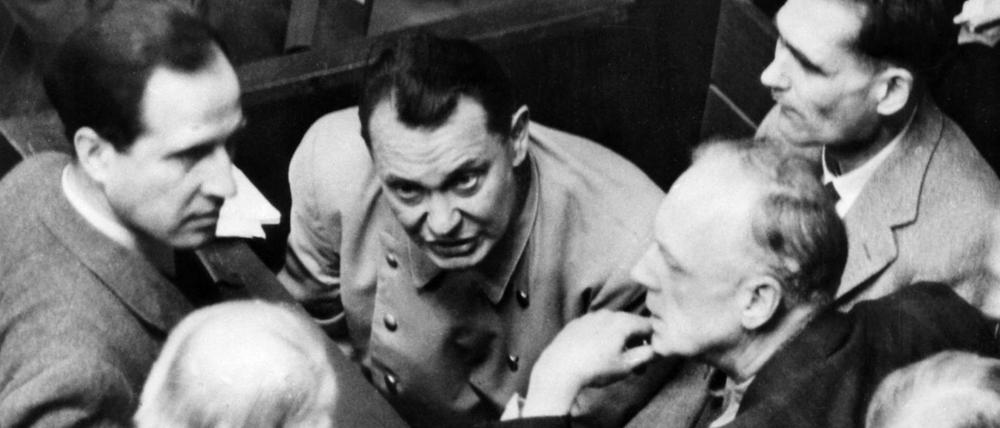 Die Hauptangeklagten (L-R) Hermann Göring, Rudolf Heß und Joachim von Ribbentrop auf der Anklagebank während der Nürnberger Hauptkriegsverbrecherprozesse am 13.02.1946 in Nürnberg.