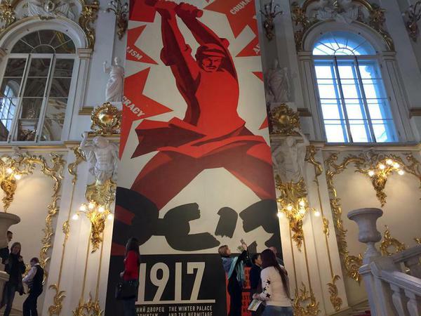 Im Winterpalast in St. Petersburg weist eine hohe Plakatwand auf eine Ausstellung zum 100-jährigen Jubiläum der Oktoberrevolution hin.