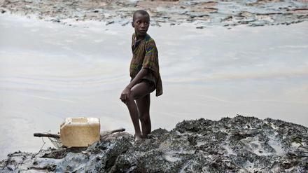 Ein Junge steht am Ufer eines ölverschmutzten Baches in der Nähe von Goi in Nigeria (Symbolbild).