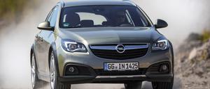 Gemacht auch für schlechte Wege: Mit 20 Millimeter mehr Bodenfreiheit kann der Opel Insignia Country Tourer schon mal über bessere Feldwege fegen. Übertreiben sollte man es aber nicht. 