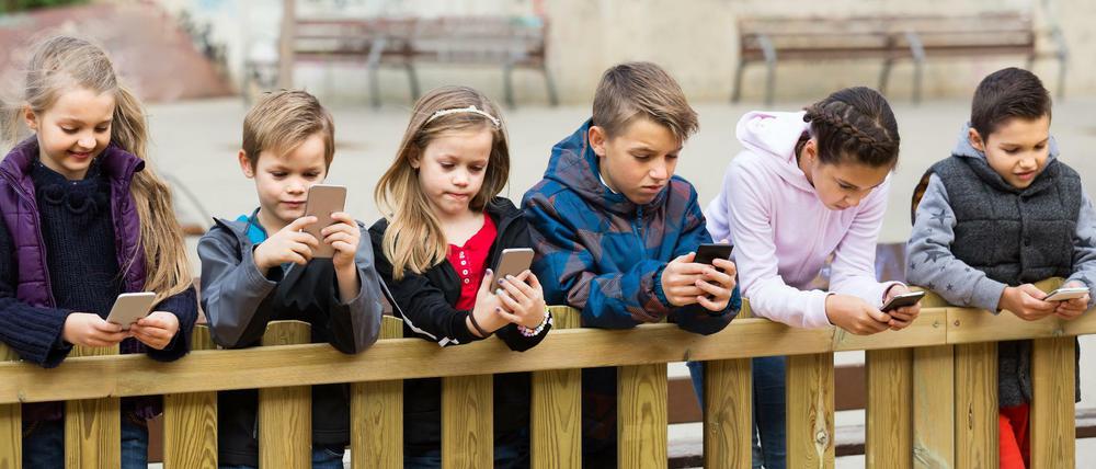 Kinder sollten früh die Welt hinter dem Smartphone verstehen.