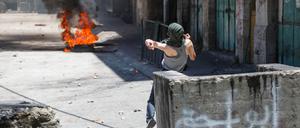 Konflikt ohne Ende. Ein palästinensischer Protestler bei Auseinandersetzungen mit israelischen Sicherheitskräften in Hebron. 