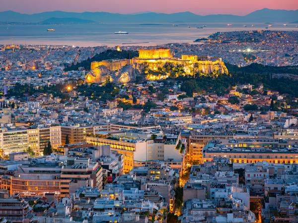 Viele Athener verlassen ihre Wohnung zur Sommerzeit nur morgens oder abends.