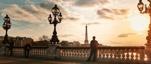 Welch ein Blick: bei Sonnenuntergang vom Pont Alexandre III hinüber zum Eiffelturm und zum Grand Palais. Ein Kochbuch schürt das Fernweh - auch mit den Fotos der Pariserin Nathalie Geffroy.