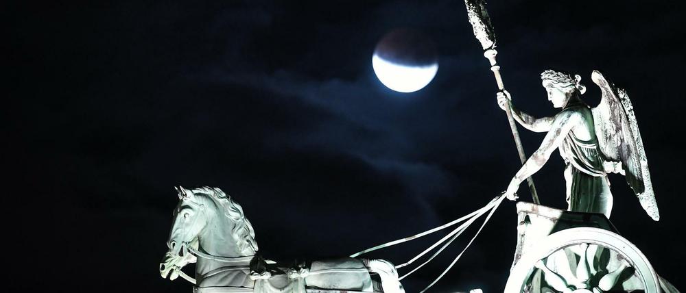 Mondfinsternis hinter der Quadriga vom Brandenburger Tor 