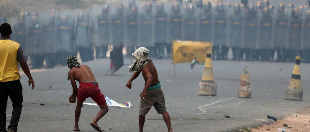 Zusammenstoß in Pacaraima an der brasilianisch-venezuelanischen Grenze: Mit Steinen gegen die Geschosse der Einsatzkräfte.