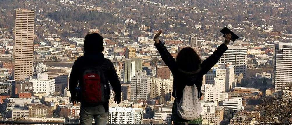 Alles so schön grün hier: Zwei Bewohner von Portland genießen den Blick über die Stadt.