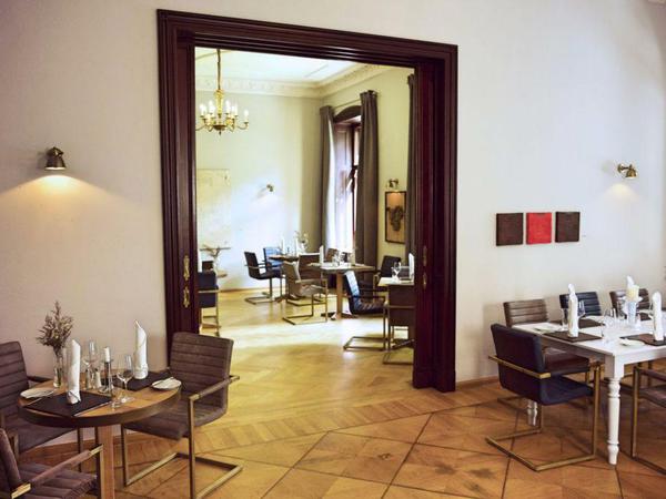 In Schloss Reichenow wird das Essen in sorgsam restaurierten Räumen serviert. An den Wänden hängt moderne Kunst.