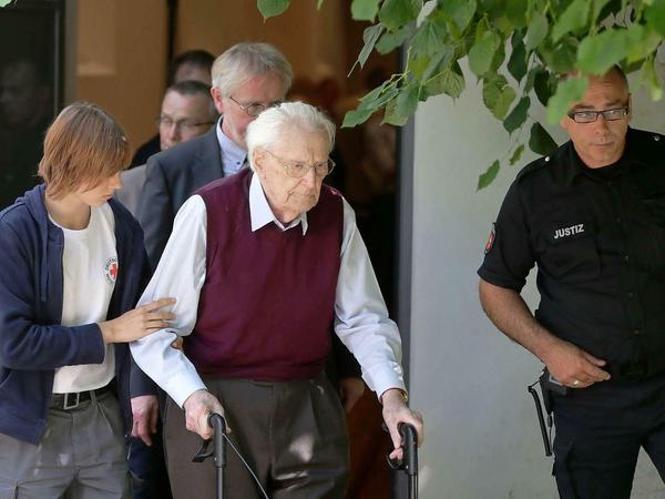 Oskar Gröning hatte eine Schlüsselrolle in Auschwitz inne, das Gericht urteilte, dass der 94-Jährige für vier Jahre in Haft muss. 