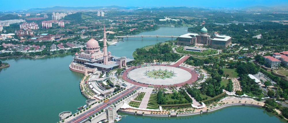Blick von oben auf den zentralen Platz von Putrajaya mit der Putra-Moschee und dem Amtssitz des Premierministers.