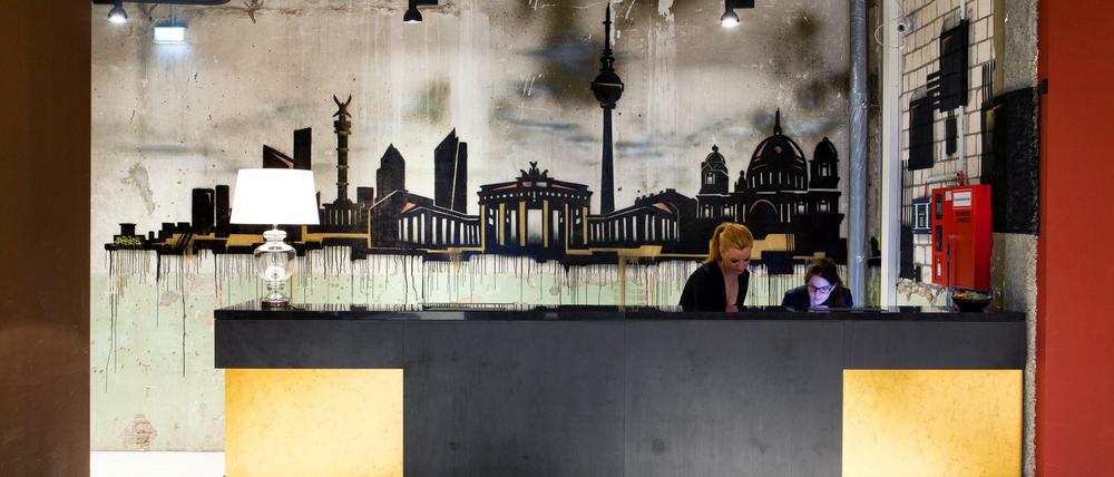 Industriechic. Die Graffitis in der Rezeption und auf den Etagen haben bekannte Berliner Künstler geschaffen.