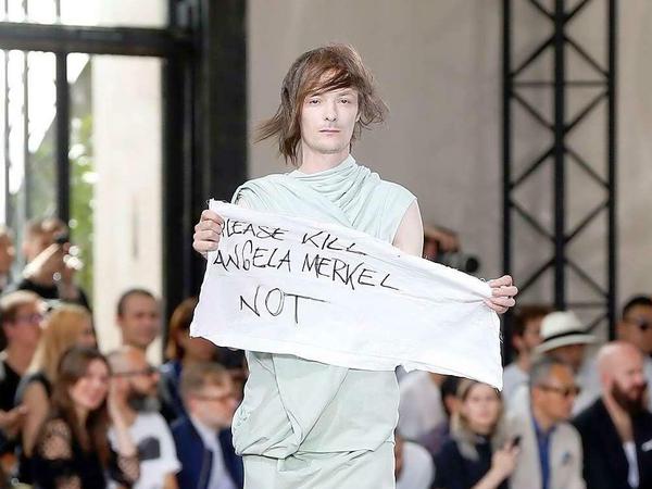 Bizarre Aktion: Männermodel trägt ein Schild mit dem Spruch "KILL ANGELA MERKEL NOT" über den Laufsteg von Rick Owens.