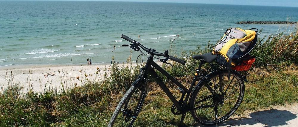 Das Fahrrad von Barbara Schäfer vor der endlos scheinenden Ostsee.