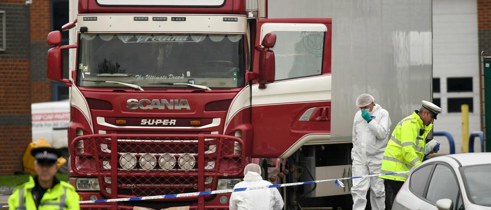 Im Zuge der Ermittlungen nach dem Tod von 39 Migranten in einem Lastwagen in Großbritannien sind mehrere Menschen verhaftet worden. 