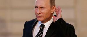 Wie bitte? Russlands Präsident Wladimir Putin reagiert ungläubig auf Fragen nach Moskaus Verwicklung in der Ukraine beim Ukraine-Gipfel in Paris.