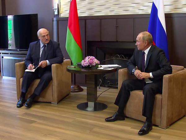 Russlands Präsident Wladimir Putin (rechts) und Alexander Lukaschenko am Montag in Sotschi.