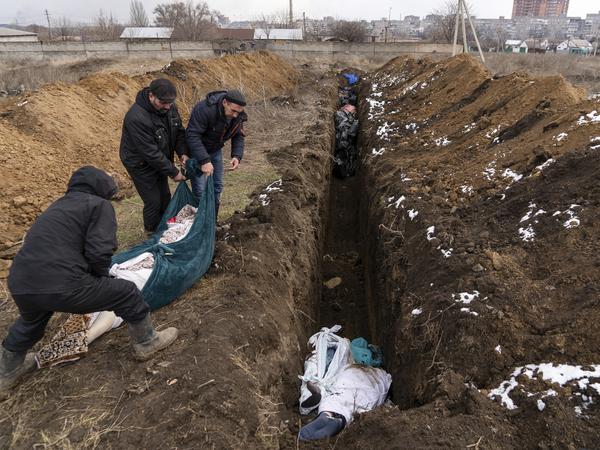 Leichen in einem Massengrab am Rande Mariupols. Wegen des schweren Beschusses durch die russische Armee können Tote nicht regulär bestattet werden.