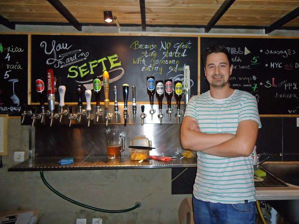 Barkeeper Zlatan Smailbegović im The Brew Pub von Sarajevo.