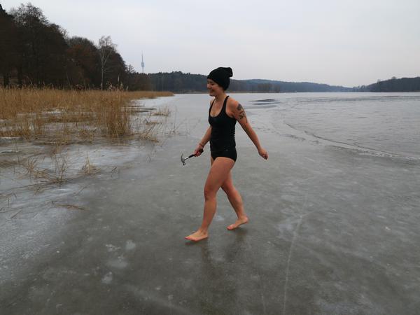 Das Schwimmen im Winter gefällt der Schriftstellerin besonders gut - länger als 5 Minuten sollte man sich aber nicht im Wasser aufhalten.