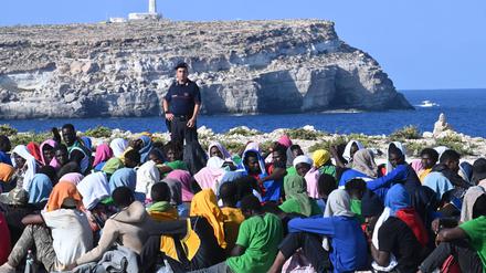 Migranten warten auf der Italienischen Insel Lampedusa auf ihren Transfer Richtung Festland. Das Foto entstand im vergangenen September. 