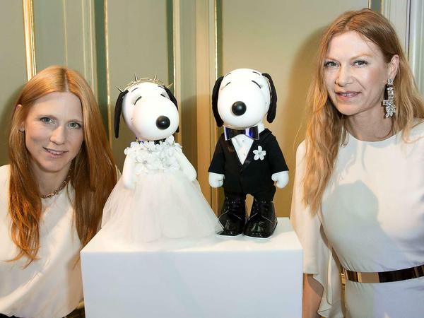 Johanna Kühl und Alexandra Fischer-Roehler von Kaviar Gauche bei der Ausstellungseröffnung von "Snoopy and Belle in Fashion".