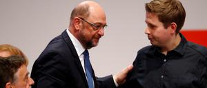 Der wiedergewählte SPD-Chef Martin Schulz und der Juso-Vorsitzende Kevin Kuehnert.