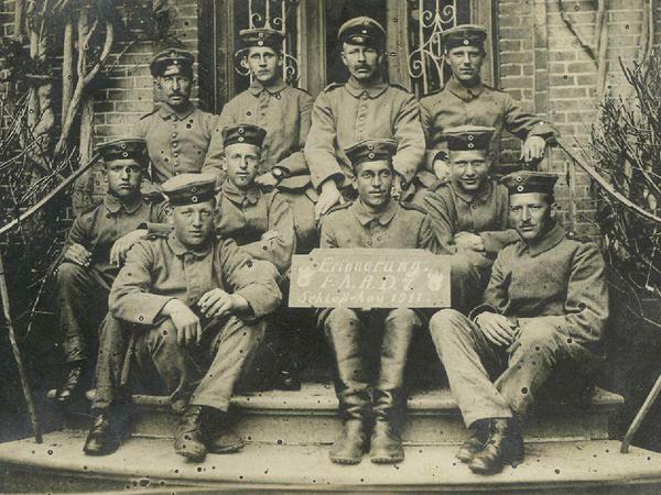 Deutsche Soldaten 1917 in Frankreich. Vorn rechts sitzt Erich Austilat. 