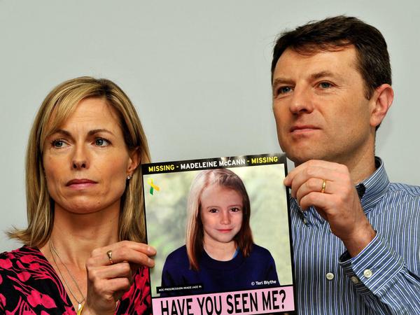 Die Eltern der verschwundenen Britin Madeleine "Maddie" McCann halten bei einem Such-Aufruf das Foto ihrer Tochter. (Archivbild 2012)