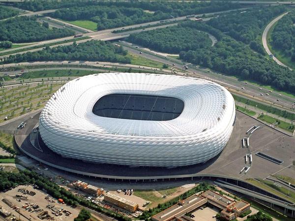Heute spielt der FC Bayern nicht mehr im Münchner Olympiastadion, sondern in der neugebauten Allianz Arena, errichtet nach den Entwürfen von Herzog de Meuron.