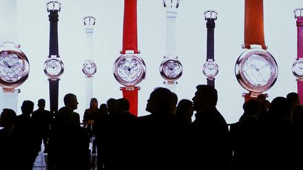 Die Führungskräfte internationaler Uhrenunternehmen haben jetzt viel zu besprechen. Hier tummeln sich einige vor dem Stand der Marke Folli auf der Baselworld 2015.