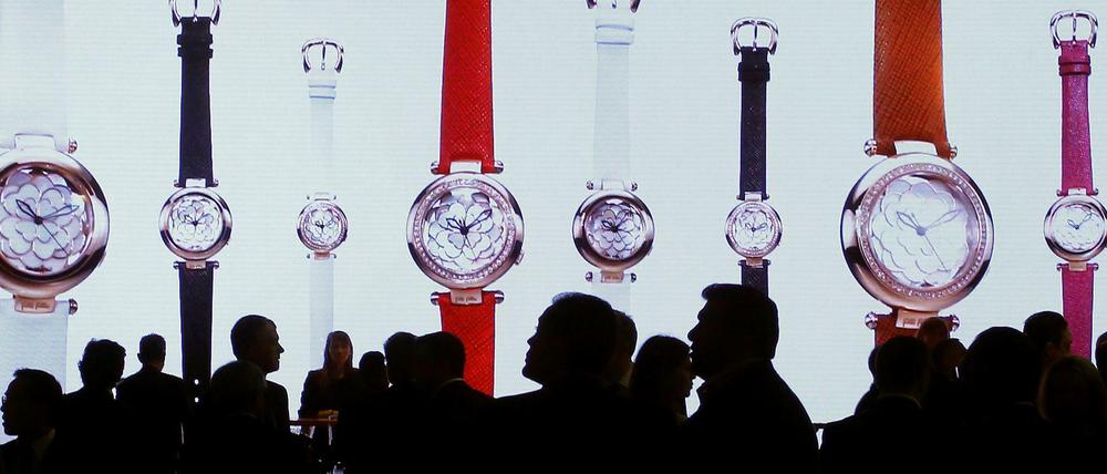 Die Führungskräfte internationaler Uhrenunternehmen haben jetzt viel zu besprechen. Hier tummeln sich einige vor dem Stand der Marke Folli auf der Baselworld 2015.