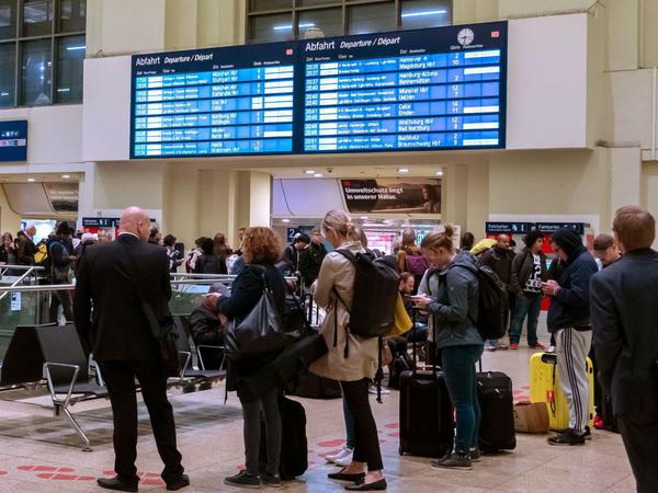 Im Hauptbahnhof in Hannover strandeten am Dienstag zahlreiche Reisende.