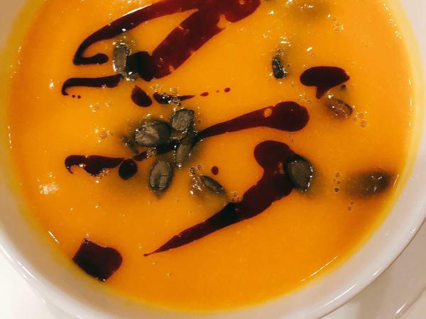Suppe vom Hokkaido-Kürbis: samtig und sämig, wie sie sein muss.