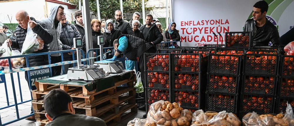 Menschen in der Türkei müssen ein paar Stunden in der Schlange stehen, wenn sie subventioniertes Obst und Gemüse kaufen wollen. 