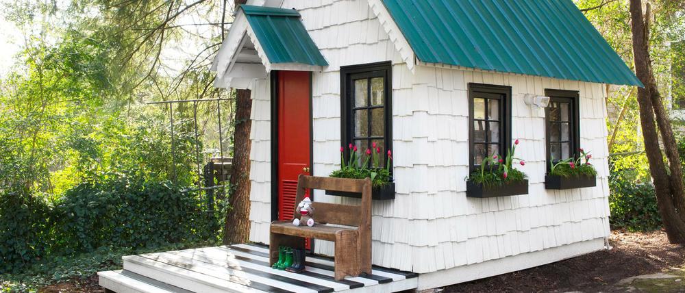 Gartenhäuschen. Eine luxuriöse Variante mit Mini-Veranda. 