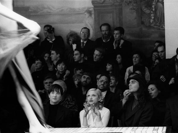 Madonna in der ersten Reihe bei einer Haute-Couture-Schau in Paris, 1983.