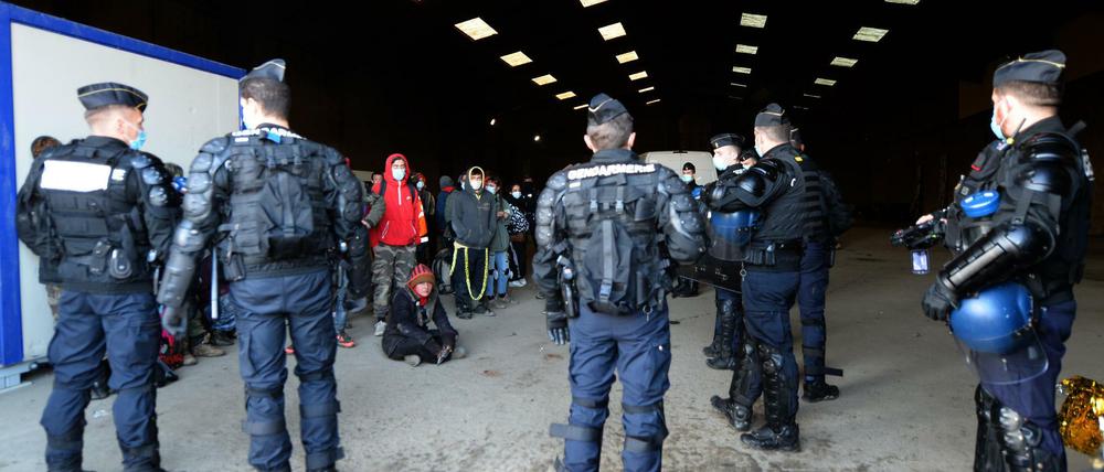 Die französische Polizei löst einen illegalen Silvester-Rave in der Bretagne auf.