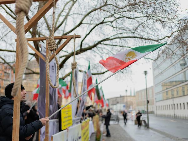 Die Demonstranten fordern, dass sich die Bundesregierung auf die Seite der demokratischen Proteste im Iran stellt.